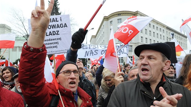astnci protivldn demonstrace ve Varav (19. prosince 2015).