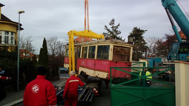 Pevoz historického tramvajového vleného vozu do vozovny Steovice.