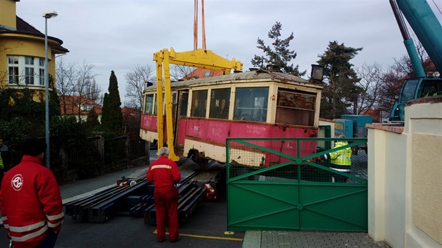 Pevoz historického tramvajového vleného vozu do vozovny Steovice.