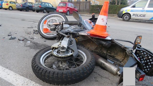 Řidič BMW srazil ve Zdíkově motorkáře.