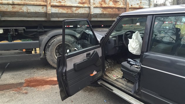 Policisté pronásledovanému autu prostřelili pneumatiky, zfetovaný řidič s ním pak narazil do nákladního auta.