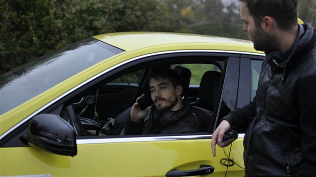 Reisr Dan Pnek a herec Filip Tomsa ve filmu Taxi 121