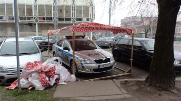 Santa Clausové v Plzni zabalili policejní auto jako obří vánoční dárek.
