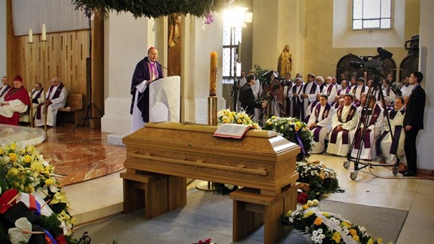 Poslední rozloučení s biskupem Jiřím Paďourem v  katedrála sv. Mikuláše v Českých Budějovicích.