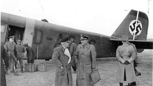 Wilhelm Canaris s Franzem Eccardem na letiti kdesi na východní front v roce...