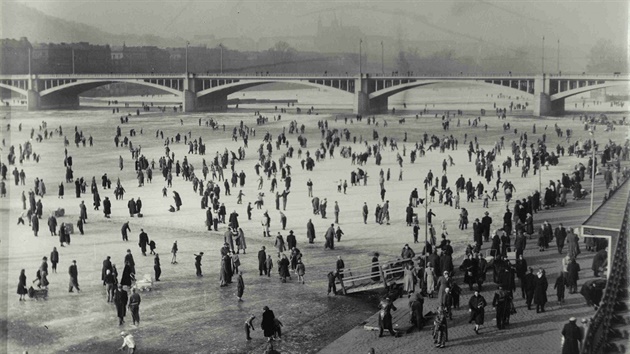 Bruslení mezi Jiráskovým a Palackého mostem, 1960, foto Jií Karel Procházka.