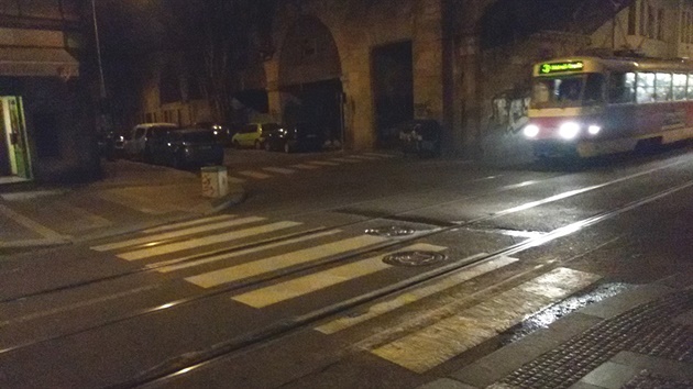 Chytrý přechod se svítícím pruhem v Sokolovské ulici.