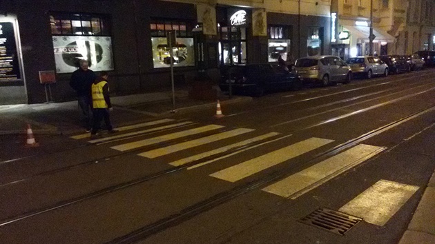 Chytrý přechod se svítícím pruhem v Sokolovské ulici.