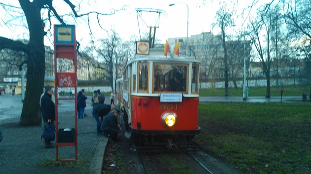 Skauti ve spolupráci s Dopravním podnikem po Praze cele odpoledne rozváí...