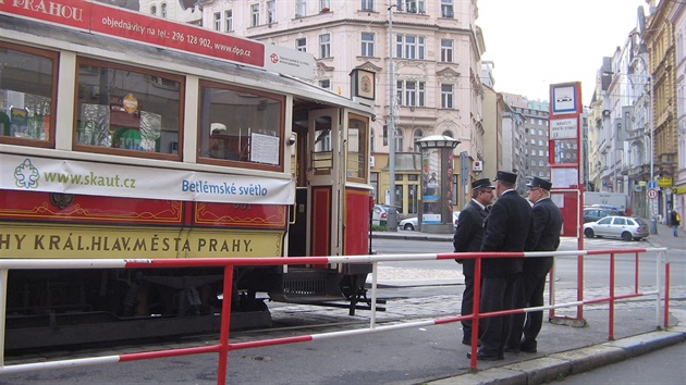 Olany: V Praze dnes jezdila tramvaj s Betlémským svtlem, skauti je rozdávali...