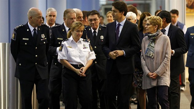 Kanadsk premir Justin Trudeau vtal uprchlky ze Srie na letiti v Torontu (11. prosince 2015).