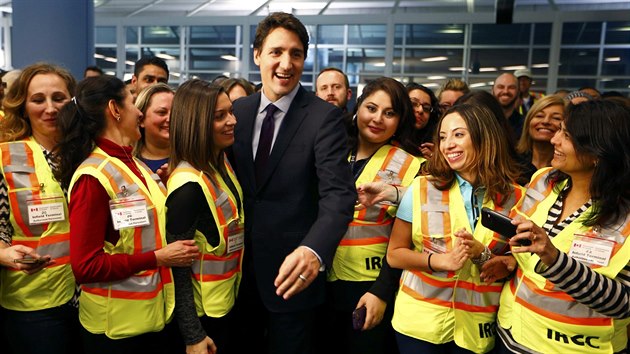 Kanadsk premir Justin Trudeau vtal uprchlky ze Srie na letiti v Torontu (11. prosince 2015).