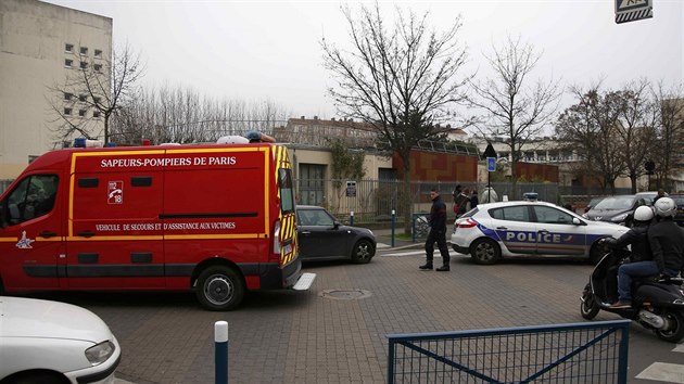 Policisté zasahují po útoku maskovaného muže v mateřské škole na předměstí Paříže v Aubervilliers (14. prosince 2015).