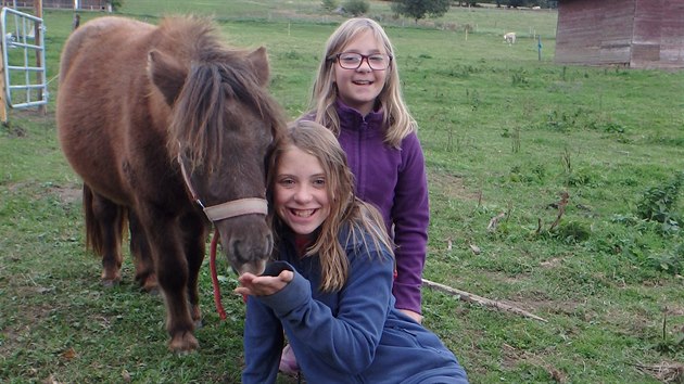 Na farm pomhaj i dvojata Veronika a Karolna (v brlch).