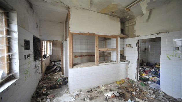 Z hostince v Jihlav-Pvov se stalo toit bezdomovc. Majitel chtj budovu zbourat.
