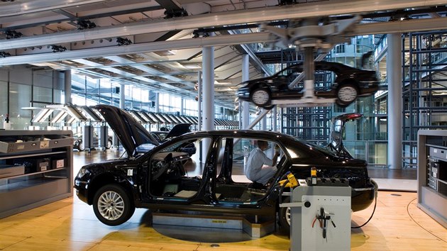 Koncern Volkswagen kon s vrobou svch limuzn Phaeton. V dransk Sklenn manufaktue se budou v budoucnu vyrbt elektromobily.