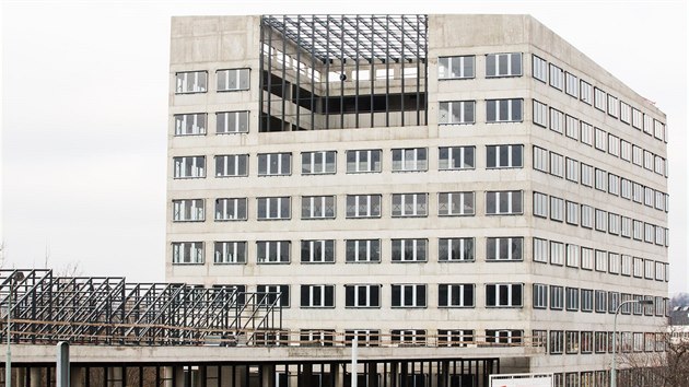 Zatím v nedohlednu je dostavba nové radnice Prahy 8, která měla kromě kanceláří úředníků nabídnout i obchodní plochy. Osud Nové Palmovky nyní řeší soudy (14.12.2015).