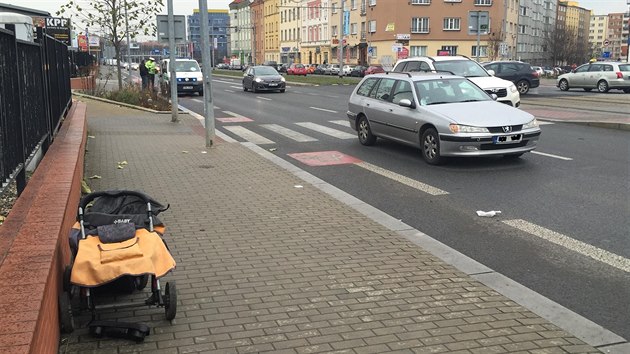 Auto srazilo v Praze chodkyni s korkem (14.12.2015).