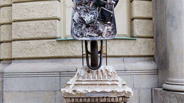 Pomnk Johanna Wolfganga Goetha na Masarykov nbe v Praze mus bt z nazen odboru dopravy odstrann (14.12.2015).