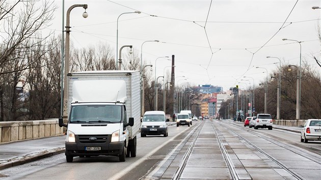 Na Libeňském mostě se nesmějí potkat v jeden moment dvě tramvaje. Zákaz vjezdu na most mají vozy, jejichž váha přesahuje 6,5 tuny. Mezi nejtěžší auta, která na most smějí, patří dodávky. Kvůli chybějícím značkám v těchto dnech po mostě jezdí občas i kamiony.