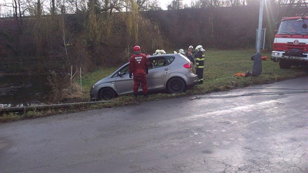 ena v Koln spadla s autem do vodn ndre (18.12.2015).