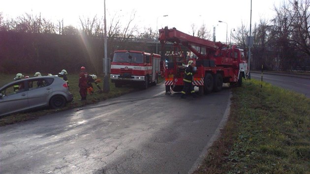 ena v Koln spadla s autem do vodn ndre (18.12.2015).