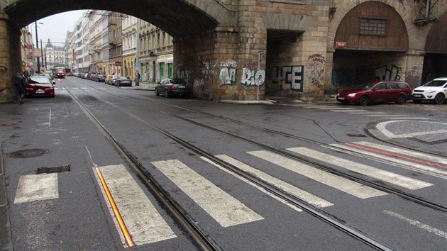 Svteln pruhy v Praze 8 maj chodce upozornit na pijdjc tramvaj (18.12.2015).