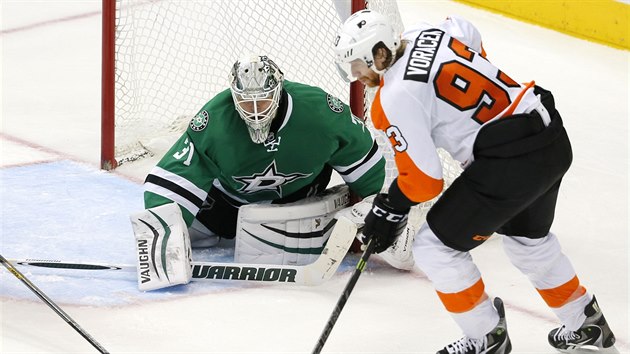 Jakub Vorek z Philadelphie v anci, brank Dallasu Antti Niemi hypnotizuje puk.