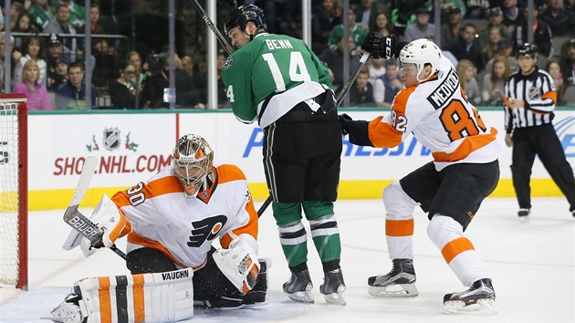 Jamie Benn z Dallasu teoval puk, brank Philadelphie Michal Neuvirth ale nekapituloval.