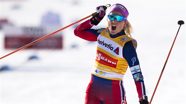 Therese Johaugová  slaví triumf v závodu na 15 kilometr v Davosu.