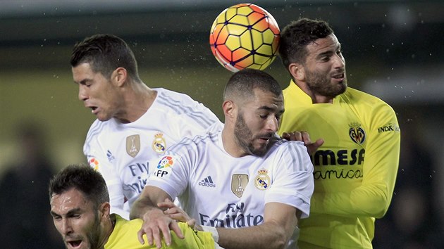 V kolektivnm hlavikovm souboji v blm Karim Benzema (druh zprava) a Cristiano Ronaldo z Realu Madrid vs. Mateo Musacchio (vpravo) a Victor Ruz z Villarrealu.