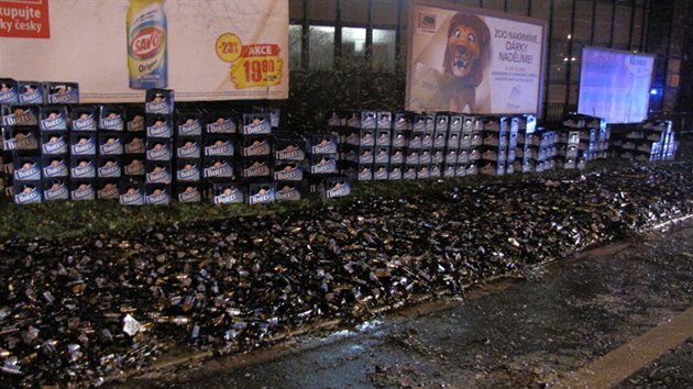 Na silnici se vysypaly pepravky s nealkoholickm pivem (9.12.2015).