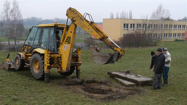 Bagr v mst propadu nedaleko pevnosti Josefov u Jarome vyhloubil tmetrovou jmu (10.12.2015)