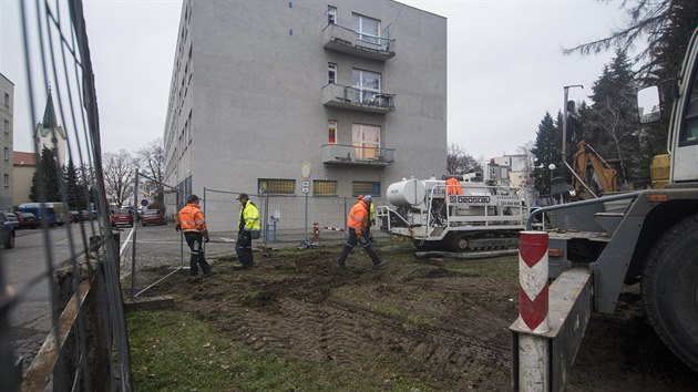 Do parku za zl�nsk�m divadlem vjely bagry, p�esto�e radnice pr�ce nepovolila.