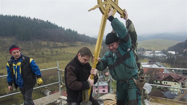 Manipulace s dvoumetrovm kem vcm 140 kilogram nebyla ve vce snadn.