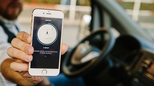 Takto vypadá mobilní aplikace Uber, když si řidiče objedná zákazník. Na přijetí zakázky má řidič 15 vteřin.