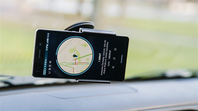 Aplikace UberPop v momentě, kdy řidiči přichází objednávka.