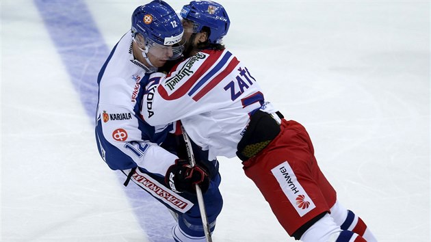 esk hokejista Martin Zaovi pi stetu s Joonasem Nttinenem z tmu Finska.