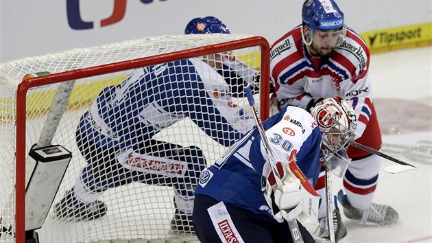 esk hokejista Jakub Valsk v anci ped finskm glmanem Harrim Sterim.