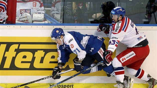 Jan Kov (vpravo) zastavuje finskho hokejist Kristiana Kuuselu.