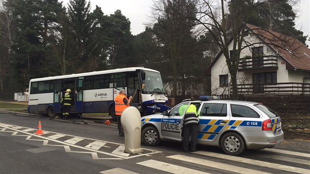 Ve Slavtnsk ulici v Klnovicch dostal idi autobusu infarkt a narazil s cestujcmi do stromu (16.12.2005)