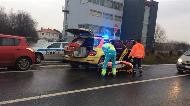 Dlnka na stavb domu v Praze 6 zavalila elezn armatura, s tkmi zrannmi skonil v nemocnici.