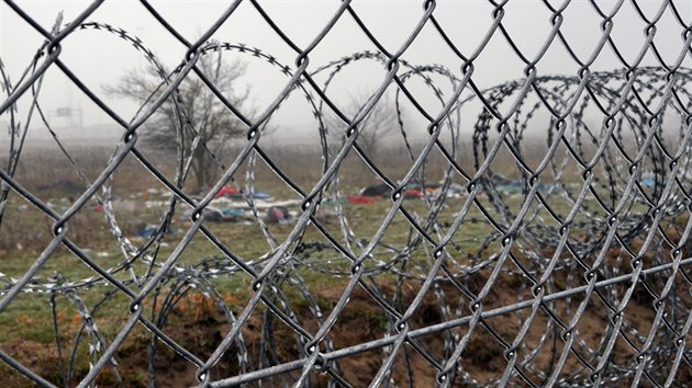 Ministr vnitra Milan Chovanec navštívil 13. prosince v Rözke na maďarsko-srbské hranici české a slovenské policisty, kteří pomáhají s ochranou schengenské hranice. (13. 12. 2015)