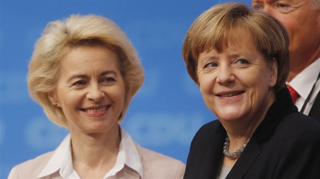 Nmeck kanclka Angela Merkelov s nmeckou ministryn obrany Ursulou von der Leyen bhem stranick konference CDU (14. 12. 2015)
