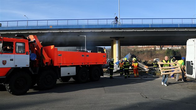 Hasii odklzej nvs polskho kamionu, kter se v ptek 11. prosince srazil na elezninm pejezdu ve Frdku-Mstku s projdjcm vlakem.