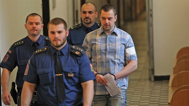 Justiční stráž Krajského soudu v Ostravě přivádí obžalovaného Petra Kramného k jednání do soudní síně.