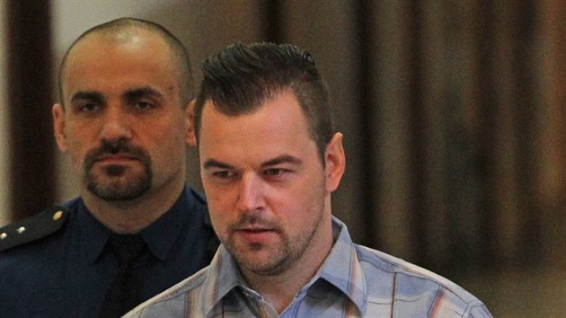 Justiční stráž Krajského soudu v Ostravě přivádí obžalovaného Petra Kramného k jednání do soudní síně.