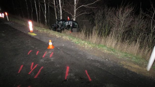 Po srce toyoty s nklakem pobl Lipnku nad Bevou skonilo osobn auto mimo silnici, kde bokem narazilo do strom.