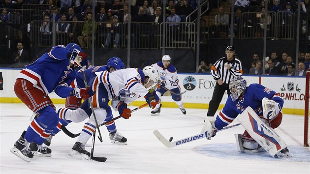 Leon Draisaitl (v blm) z Edmontonu se sna pekonat Henrika Lundqvista z NY Rangers.