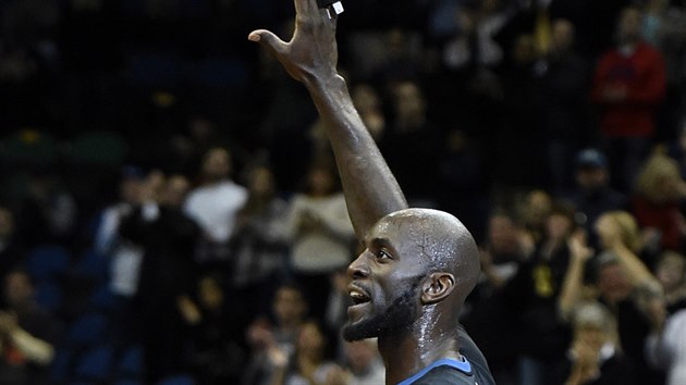 Kevin Garnett slav fanouky Minnesoty, prv peskoil Karla Malona na devt msto v historick tabulce obrannch doskok v NBA.